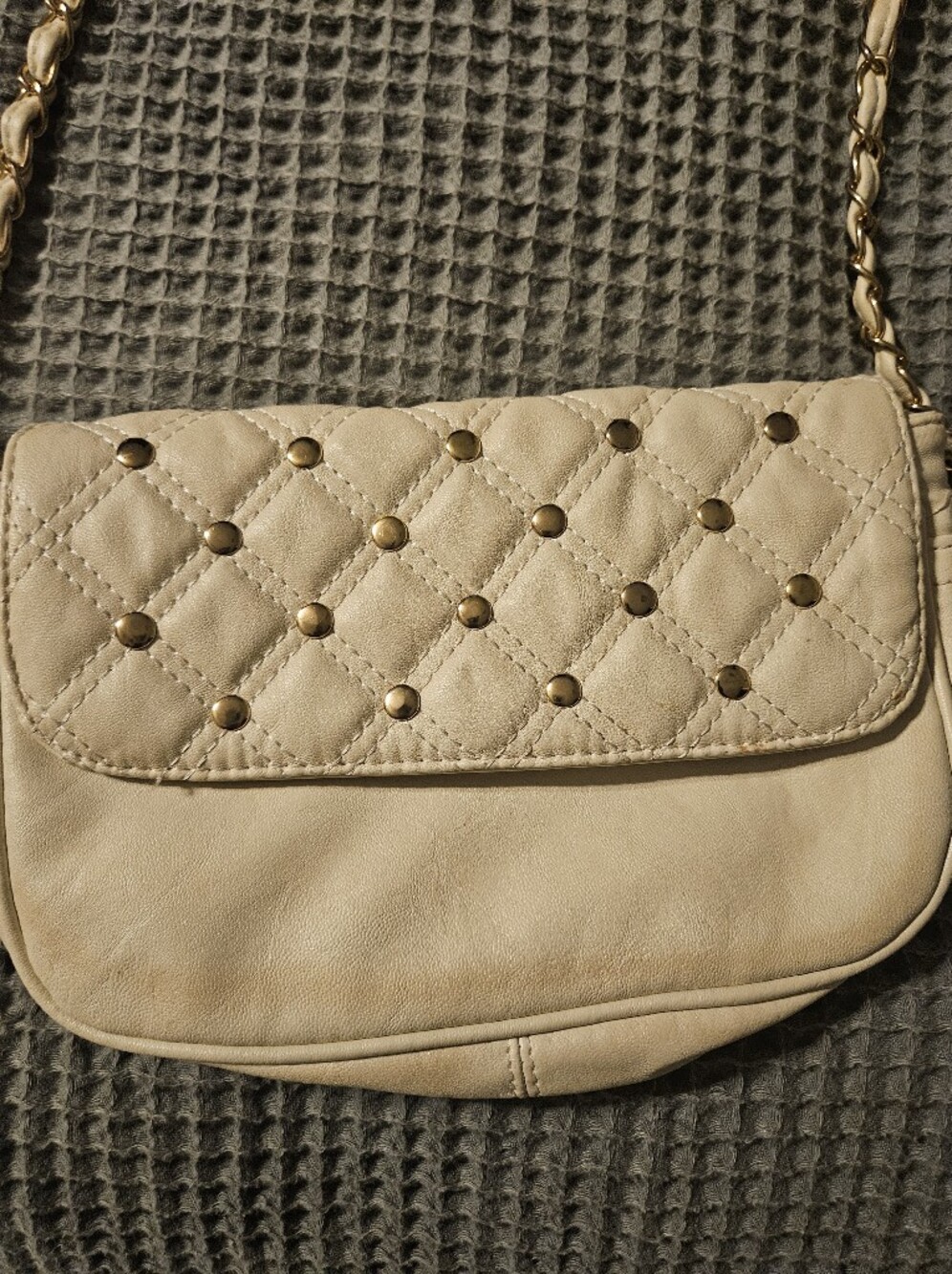 Quilted Cream Crossbody Bag with Gold Studs and Chain Strap - Picture 2 of 4